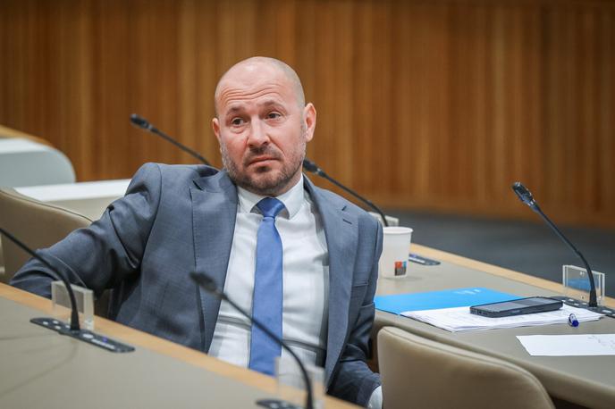Jernej Vrtovec | Pojasnila Darsa sledijo ponedeljkovi predstavitvi kandidata za ministra za infrastrukturo Jerneja Vrtovca, v kateri je med drugim napovedal širitev avtocest in nočna gradbena dela na prometnicah, ki ovirajo promet. Vrtovec je ob tem izrazil pričakovanje, da se bodo vsaj pri Postojni, kjer je največji prometni zamašek, že konec tedna dela začela izvajati ponoči. | Foto STA