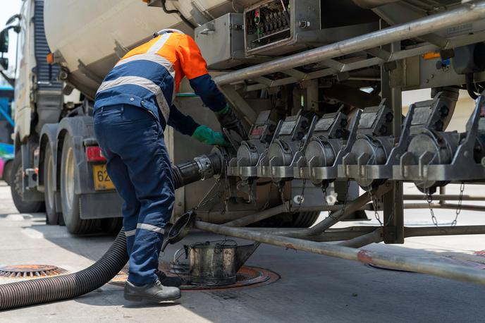 tovornjak z gorivom, gorivo | Osumljeni naj bi na italijansko ozemlje uvažali naftne derivate iz rafinerij na Hrvaškem in v Sloveniji, ki so bili namenjeni poznejši preprodaji po nizki ceni s pomočjo slamnatih podjetij. | Foto Shutterstock