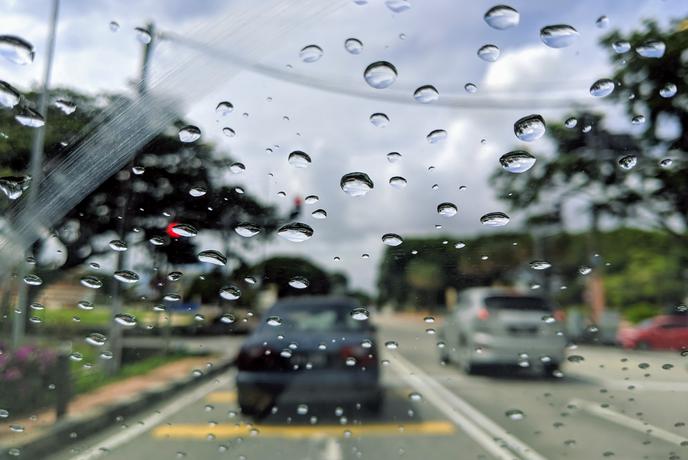 Veliko voznikov misli, da je kriv dež – razlog je pogosto drugje