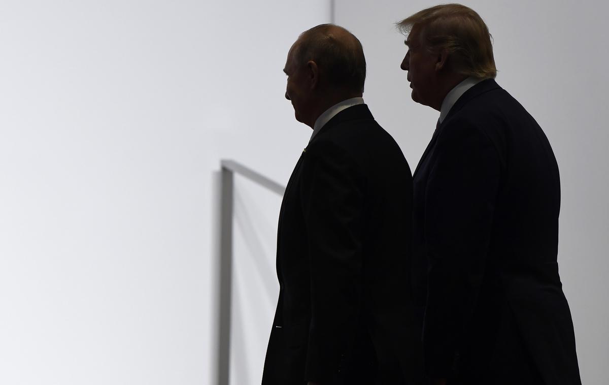 Donald Trump in Vladimir Putin | Vladimir Putin je dejal, da je videl sporočilo ameriškega predsednika Trumpa, v katerem ga je ta pozval k prizanesljivosti "več tisoč obkoljenih ukrajinskih vojakov". Ukrajinska vojska je danes zanikala, da bi bili njeni vojaki obkoljeni. | Foto Guliverimage