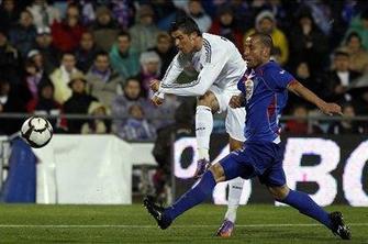 Ronaldo in Higuain vrnila Real na vrh