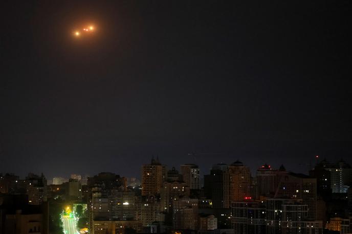 Kijev | Z droni je Rusija znova napadla tudi Kijev, kjer so nekaj škode utrpela poslopja, žrtev pa ni bilo. | Foto Reuters