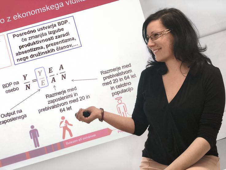 Izredna profesorica na Ekonomski fakulteti Univerze v Ljubljani prof. dr. Petra Došenović Bonča | Foto: Peter Marinšek