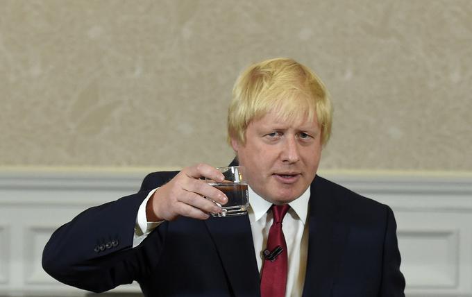 Nekdanji župan Londona Boris Johnson, eden od najglasnejših podpornikov brexita, ki se je zdaj vendarle odločil umakniti v ozadje, tolaži Otočane, da "funt ni nič slabši, kot je bil pred tremi leti", a ob tem ne pove, da je tudi evro nekoliko padel prav zaradi brexita in da zato razmerje za funt ni videti še bolj črno. | Foto: 