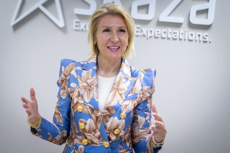 "V eni izmed knjig sem prebrala, da do 40. leta raziskuješ, po 40. pa začneš živeti. In to se je zgodilo meni. Leta 2016 sem imela 40 let. Tako kot vsako leto sem se tudi tokrat želela pokazati in priredila veliko zabavo. Sem Balkanka in veste, da mi, Balkanci, znamo narediti žurko. Povzpela sem se na stopnice in od tam opazovala goste. Vsi so se zabavali in plesali, jaz pa sem bila povsem na dnu. Vprašala sem se, za koga počnem vse to, zase ali za druge." | Foto: Gaja Hanuna