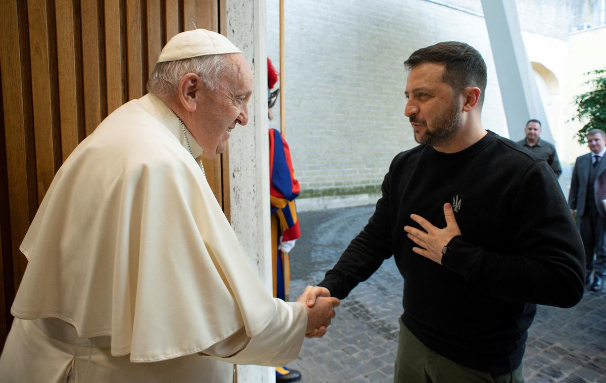 Zelenski in papež Frančišek | Zelenski in papež Frančišek sta se po treh letih znova sešla v Vatikanu. | Foto Reuters
