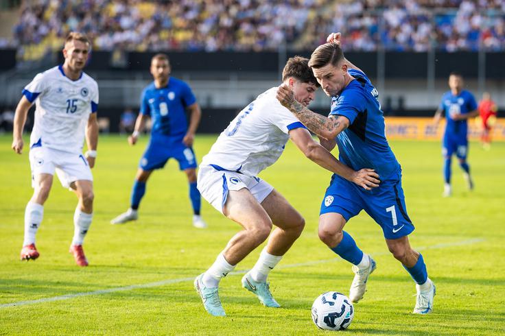 V dvoboju z Benjaminom Verbičem, s katerim bi si morda lahko delil slačilnico, če bi vztrajal v slovenskem dresu. A srce je hotelo drugače ... | Foto: Jure Banfi