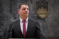 Stevanović zaradi plač čez "drhal" v parlamentu, danes tako plačo prejema sam #video