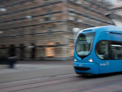 Moški hudo poškodoval žensko na zagrebškem tramvaju