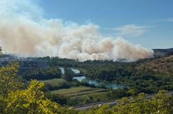 Požar med Tržičem in Štivanom pod nadzorom, posamezna žarišča še gasijo