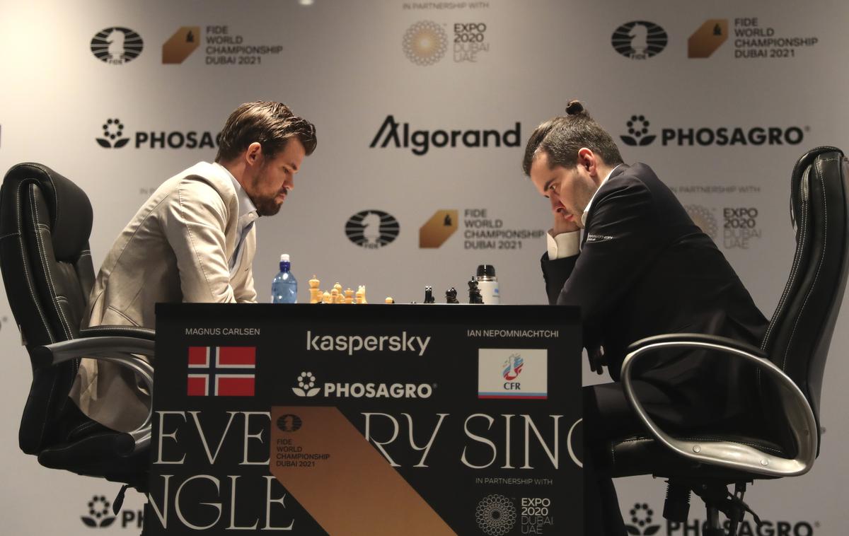 šah Carlsen | Norvežan Magnus Carlsen in Rus Jan Nepomnjaščij sta v sedmi partiji boja za svetovnega prvaka v Dubaju znova remizirala.  | Foto Guliver Image