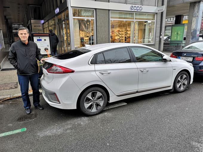Električni avtomobil je v Sloveniji še vedno redkost, za večino lastnikov pa ni več nikakršen tabu. | Foto: Gregor Pavšič