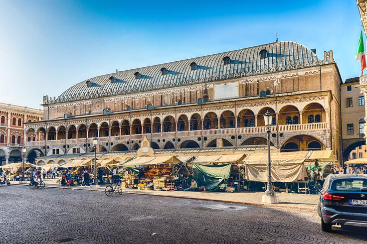 Palazzo della Ragione na Piazzi delle Erbe, "zeliščnem trgu", je ena najbolj prepoznavnih stavb v Padovi. | Foto: Shutterstock