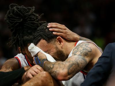 Mike James po hudi poškodbi končal na nosilih: Prekleto grozno