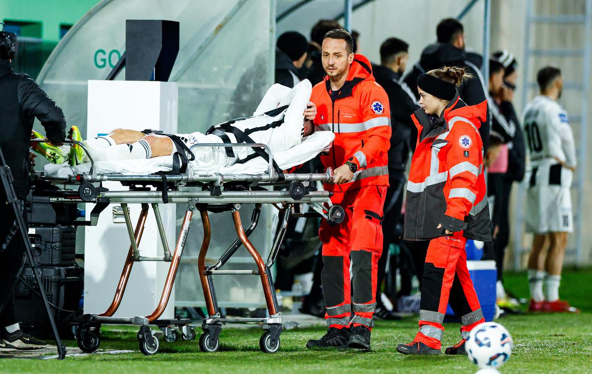 Luka Bobičanec | Luko Bobičanca so z igrišča odpeljali na nosilih. | Foto Aleš Fevžer
