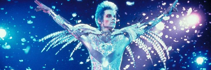 Androgeni rokovski idol Brian Slade ni le modna ikona, temveč je zaradi svoje homoseksualnosti tudi vzor številnim mladim. Na vrhuncu priljubljenosti pade kot žrtev atentata, a ta priljubljenosti hitro splahni, ko se izkaže, da je šlo zgolj za propagandni trik.• V sredo, 16. 5., ob 14.55 na CineStar TV Premiere 2. | Foto: 