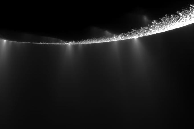 Svetovno znana fotografija izbruhov vodne pare na površini lune Enkelad | Foto: Reuters