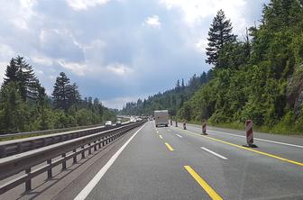 Prevrnjen kombi zaprl cestninsko postajo na Vranskem