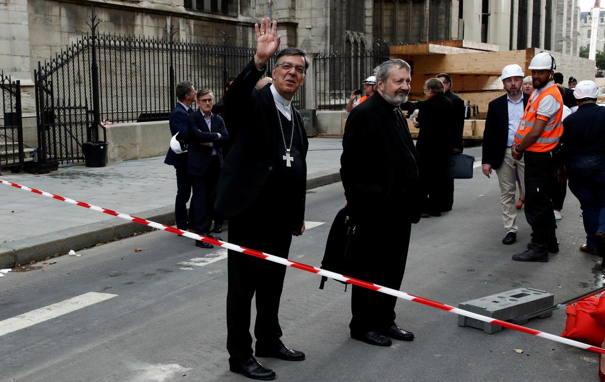 Pariški nadškof Michel Aupetit zapušča katedralo po maši | Foto Reuters