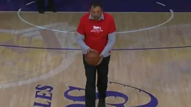 Divac še zna metati na koš, zadel s sredine za 90 tisoč dolarjev (video)