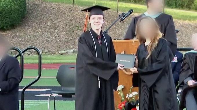 Podelitev srednješolske diplome Thomasa Matthewa Crooksa. | Foto: Blackhawk TV / Reuters