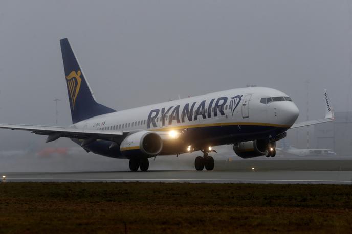 Ryanair | Irski nizkocenovni letalski prevoznik Ryanair bo moral plačati tri milijone evrov kazni. | Foto Reuters