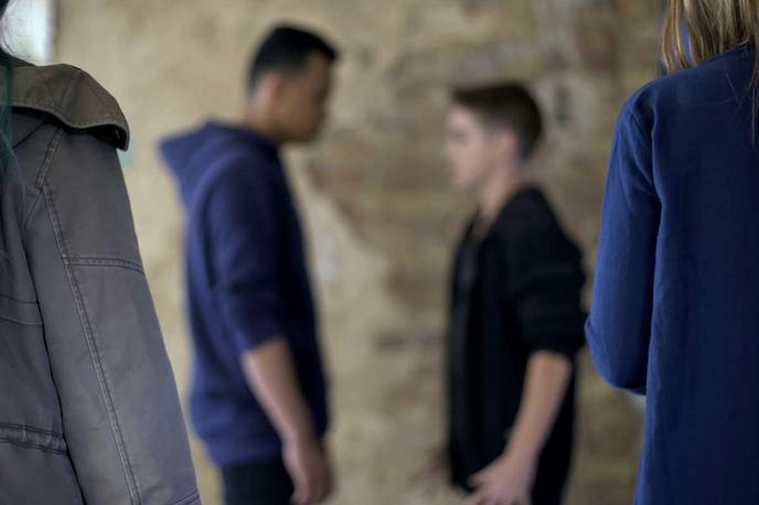 Pretep, ustrahovanje, nasilje | "Fant iz šole ga je takoj udaril v glavo, ko je padel, pa se je spravil nanj in ga začel z vso močjo udarjati v obraz. Udarjal ga je tako silovito, da mu je izbil štiri zobe, zlomil nos in čeljust. Zadnja stvar, ki se je sin spomni - kasneje je izgubil zavest - je, da ga je brcnil v trebuh, kjer ima še zdaj modrico," je za Jutarnji list dogodek opisala pretresena mama dijaka. | Foto Shutterstock