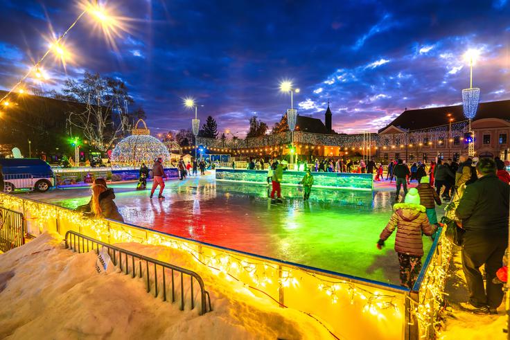 Letos so v središču mesta postavili največje drsališče do zdaj – razteza se na 1.900 kvadratnih metrih površine. | Foto: Shutterstock