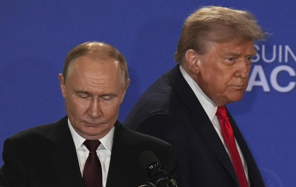 Donald Trump in Vladimir Putin na skupni tiskovni konferenci | Donald Trump in Vladimir Putin na arhivski fotografiji. Kremelj je zanikal, da bi obstajal kakršenkoli dogovor o trilateralnem vrhu z Zelenskim. | Foto Guliverimage