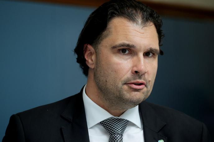 Damjan Seme | Damjan Seme ves čas javno poudarja, da s podrobnostmi projekta vetrne elektrarne do razkritja nepravilnosti ni bil seznanjen. Kdo ga bo nasledil, za zdaj ni jasno. "Postopki imenovanja novega generalnega direktorja DEM so še v teku, zato več trenutno ne moremo komentirati," so sporočili iz HSE. Odločitev o tem naj bi po informacijah portala sprejeli v prihodnjih dneh. | Foto STA