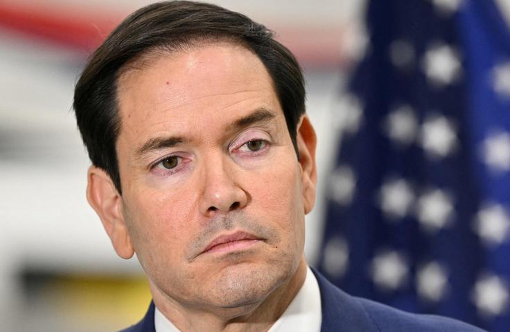 Državni sekretar Marco Rubio je pred tem v ponedeljek v kongresu poročal, da so ZDA napadle Iran, ker je bil Izrael odločen napasti tudi brez ZDA, ki so potem pričakovale povračilne napade na svoje vojake in vojaške objekte v regiji. Predsednik predstavniškega doma Mike Johnson je nato dejal, da je bil Trump pred težko odločitvijo in se je odločil za preventivni napad. | Foto: Reuters