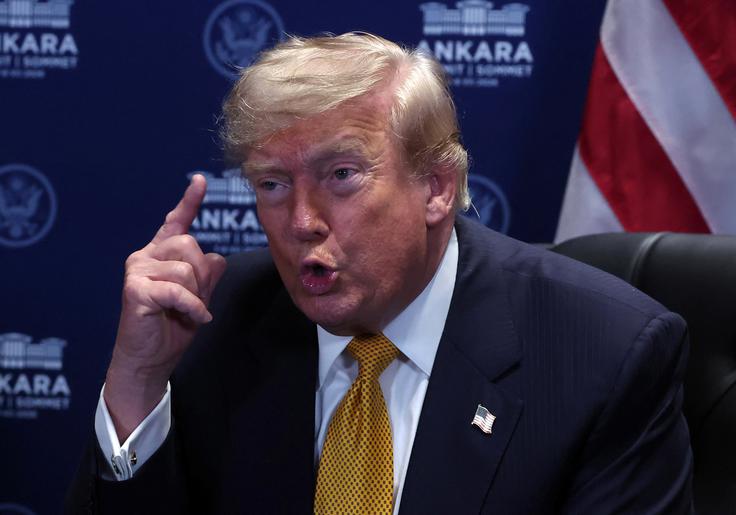 "Včeraj zvečer smo jih zelo močno udarili, zelo, zelo močno," je na srečanju z ukrajinskim predsednikom Volodimirjem Zelenskim ob robu vrha zveze Nato v Ankari povedal Trump in dodal, da bodo verjetno tudi nocoj izvedli napade na Iran, navaja britanski BBC. | Foto: Reuters