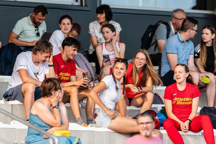 Na tribunah ni manjkalo zlasti mladih ljubiteljev atletike. | Foto: Jure Banfi
