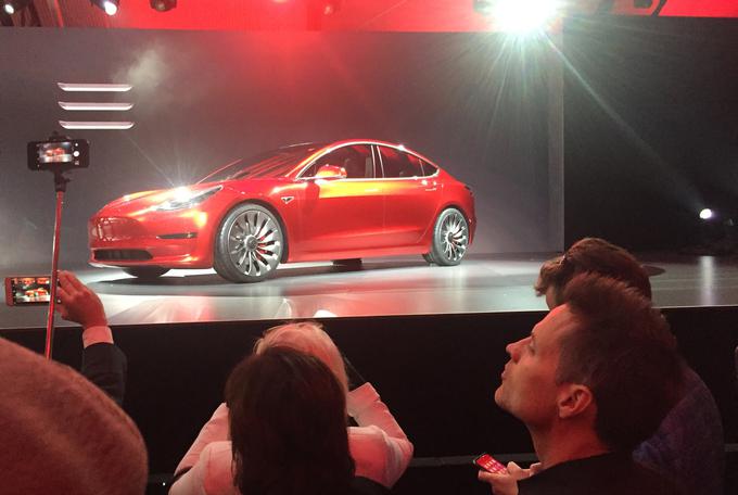 Čeprav Tesla Motors spomladi v Kaliforniji sploh ni predstavila serijskega avtomobila, takega zanimanja javnosti za nov avtomobil še nismo videli nikoli. V enem tednu je Tesla Motors dobila več sto tisoč prednaročil, ki sicer še ne pomeijo tudi dejanskih kupcev avtomobila čez dve ali tri leta. | Foto: Reuters