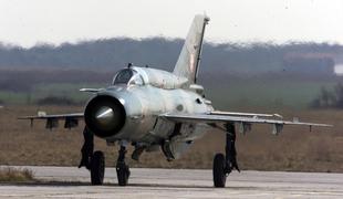 Na Hrvaškem strmoglavil vojaški MiG-21, pilot nepoškodovan (foto)
