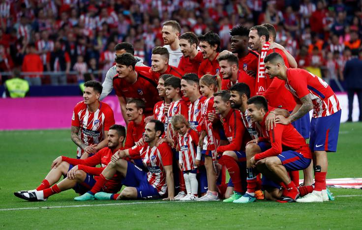 Jan Oblak in soigralci so se v nedeljo poslovili od Fernanda Torresa, ki je odigral zadnjo tekmo za Atletico. | Foto: Reuters