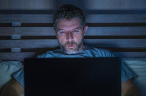 Gluh moški toži Pornhub, ker njihovi pornofilmi nimajo podnapisov