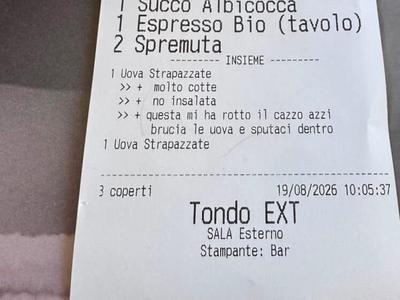 Šokantno ravnanje natakarja, ki je kuharju naročil: jajca zažgi in pljuni vanje