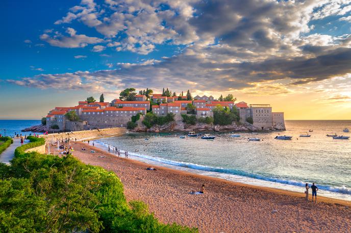 Sveti Stefan | Sveti Stefan, otoček ob črnogorski obali, na katerem so nekdanjo ribiško vasico preuredili v letovišče. To je bila nekoč najprestižnejša destinacija na Jadranu, zdaj pa ponovno odpira svoja vrata. | Foto Shutterstock