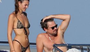 Leonardo DiCaprio v družbi 23 let mlajše izbranke uživa na jahti v Španiji