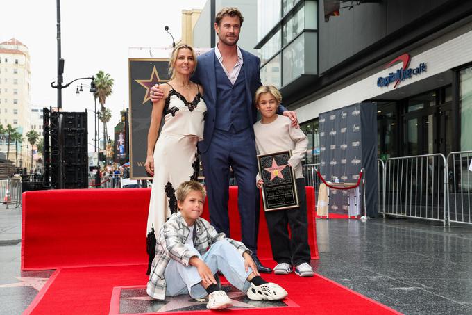 Chris Hemsworth z ženo Elso ter dvojčkoma Sasho in Tristanom. | Foto: Reuters