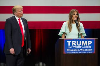 Melania Trump naj bi med Donaldovo prisego nosila obleko Ralpha Laurena