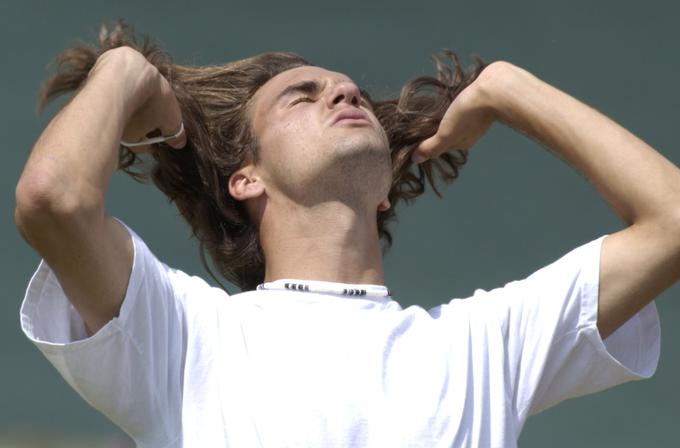 Takrat še dolgolasi Roger Federer je leta 2001 v Wimbledonu izpadel v četrtfinalu proti Timu Henmanu. | Foto: Reuters