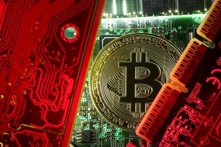 Bitcoin (in vse druge kriptovalute) temelji na blockchainu oziroma tako imenovani tehnologiji veriženja podatkovnih blokov, kar v grobem pomeni, da se vsi posegi v omrežje bitcoina (nastajanje novih bitcoinov, transakcije bitcoinov) beležijo v javno dostopen zapisnik, ki ga lahko pogleda vsak, podatkov v njem pa ni mogoče spreminjati. Prvi zapis v bitcoinovem blockhainu je nastal 3. januarja 2009, ko naj bi Satoshi Nakamoto ustvaril prvi bitcoin v obtoku.  | Foto: Reuters