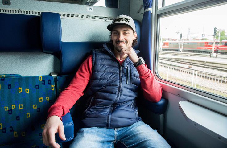 Časa za počitek ni nikoli dovolj. Tak je pač hokej, še pravi član beloruskega kluba Junost, ki nastopa v močni ruski ligi KHL. | Foto: Vid Ponikvar