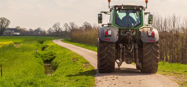 Gnoj na cesti? Kje so meje in kakšne so kazni za kmete?