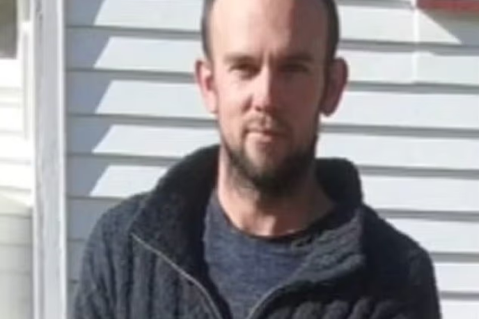 Tom Phillips, oče na begu, policija, Nova Zelandija | Pred izginotjem je Phillips živel v majhni kmetijski skupnosti Marokopa v bližini zahodne obale. Kraj Piopio, kjer se je danes zgodaj zjutraj zgodil rop, je od Marokope oddaljen približno uro in pol vožnje. | Foto X/@TrueCrimeUpdat