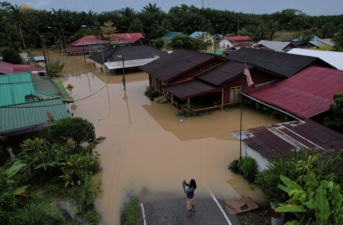 Oblasti so vzpostavile več kot 200 zavetišč za ljudi, ki so se morali umakniti zaradi poplav. | Foto: Reuters