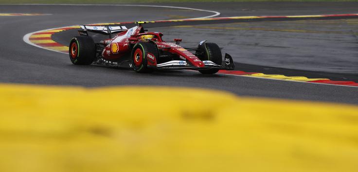 Tudi Lewis Hamilton je želel, da bi z dirko začeli prej. | Foto: Reuters