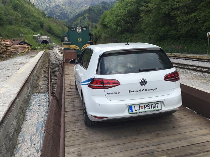 Z volkswagen e-golfom smo zapeljali tudi na avtovlak, ki nas je iz Podbrda peljal na Gorenjsko. | Foto: 